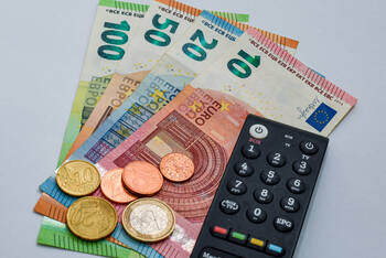 Geld mit Fernbedienung auf dem Tisch