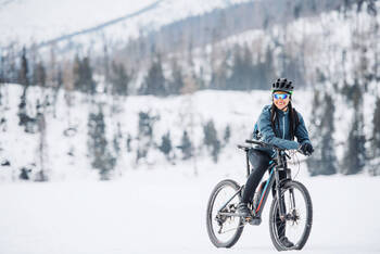 Person fährt im Winter Fahrrad