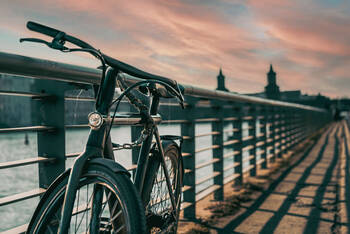 Angeschlossenes Fahrrad an Brücke