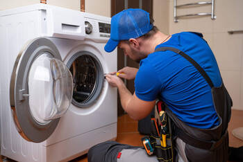 Handwerker repariert Waschmaschine