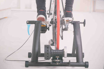 Person Trainiert auf den Fahrrad Rollentrainer