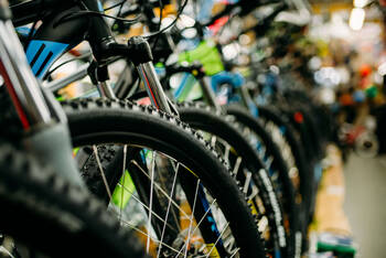 Fahrräder in einem großen Fahrradhandel