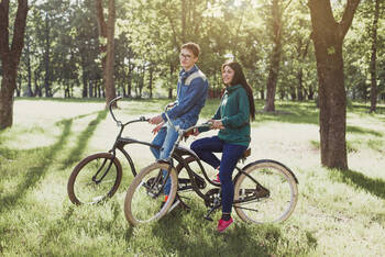 Zwei Personen mit dem Retro Bike unterwegs