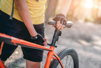 Person stellt Fahrradsattel ein