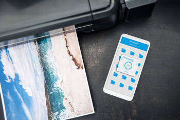 Smartphone neben Drucker