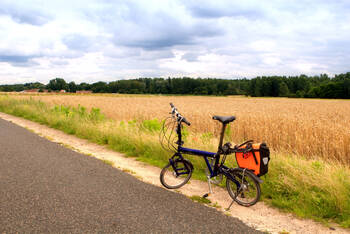 Ein Klapprad am Straßenrand an einem Feld