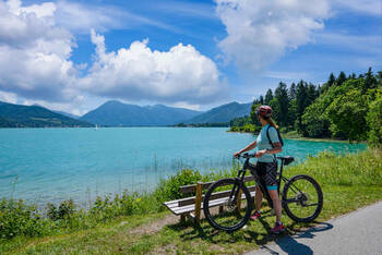Farradfahrerin macht eine Pause am Tegernsee