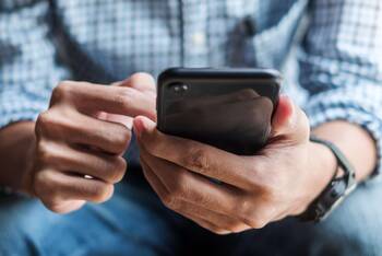 Mann bedient sein iPhone