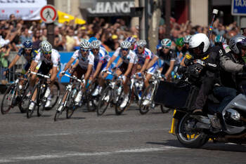 Mehrere Rennfahrer fahren die Strecke der Tour de France