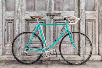 blaues Vintage Bike an Holzwand