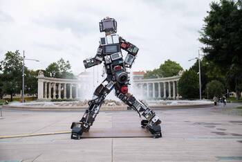 Der sechs Meter hohe Wertgigant steht in Wien.