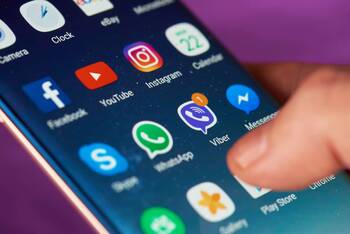 Smartphone zeigt verschiedene Apps im Hauptmenü.