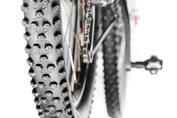 Abbildung eines Fahrradwinterreifen mit Spikes