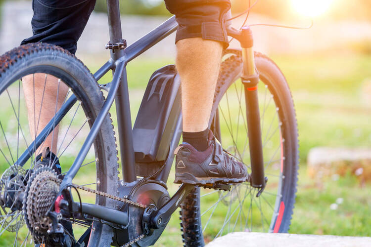 Ein Mann fährt auf einem E-Bike