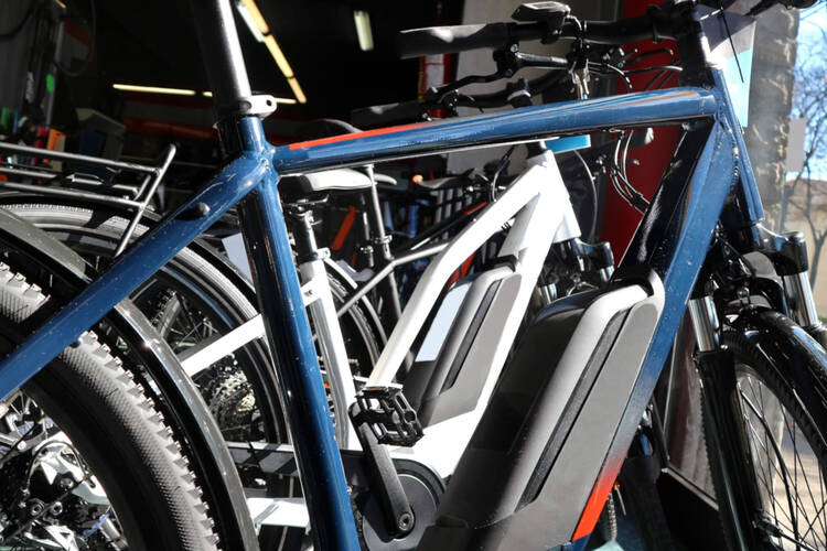 Ein E-Bike im Vordergrund in einem E-Bike Shop