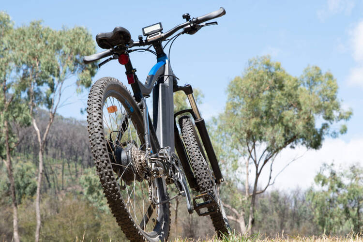 Ein E-Bike im Wald