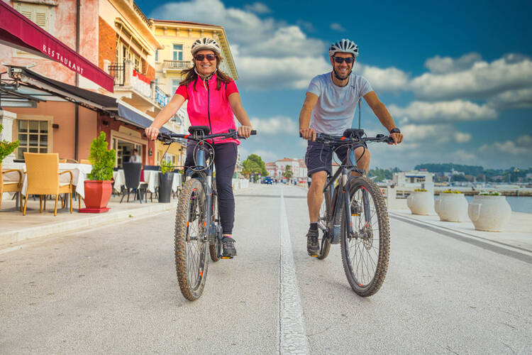 Ein Mann und eine Frau fahren draußen Fahrrad
