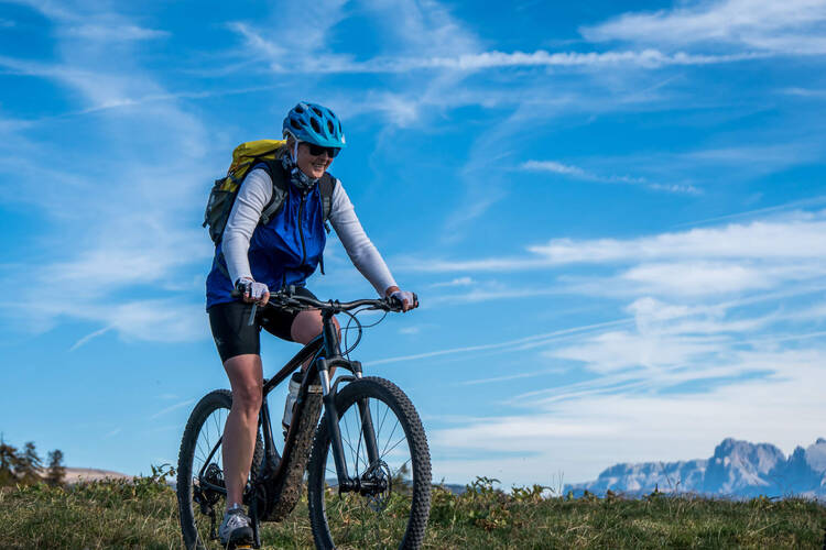 Ein Mann fährt sein E-MTB in den Bergen