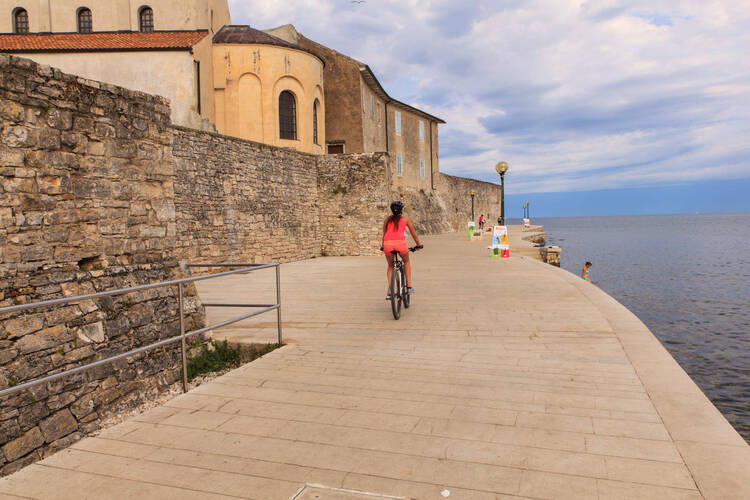 Fahrradfahrer in der kroatischen stadt Porec