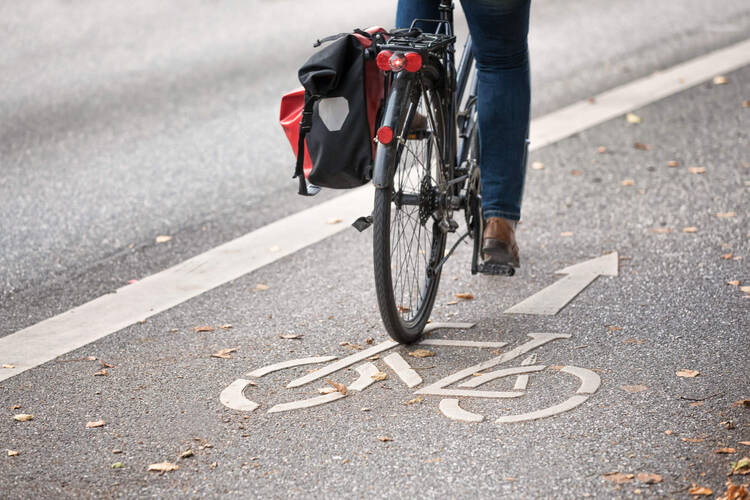 Nahaufnahme einer Fahrradtasche an einem Fahrrad