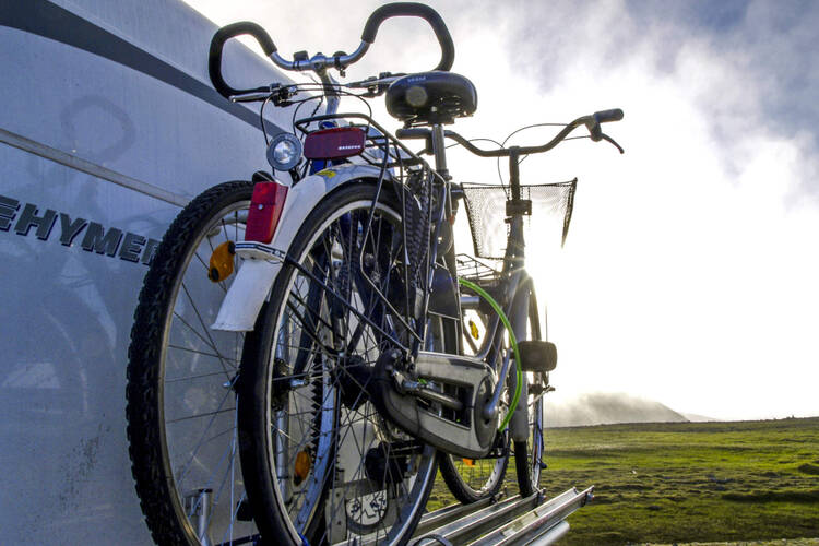 Fahrradträger eines Autos mit Fahrrädern darauf