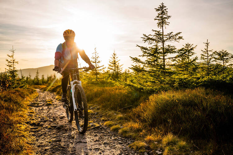 Ein Mann fährt draußen sein Gravel Bike