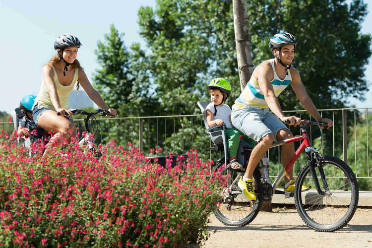 Eine Familie macht eine Fahrradtour