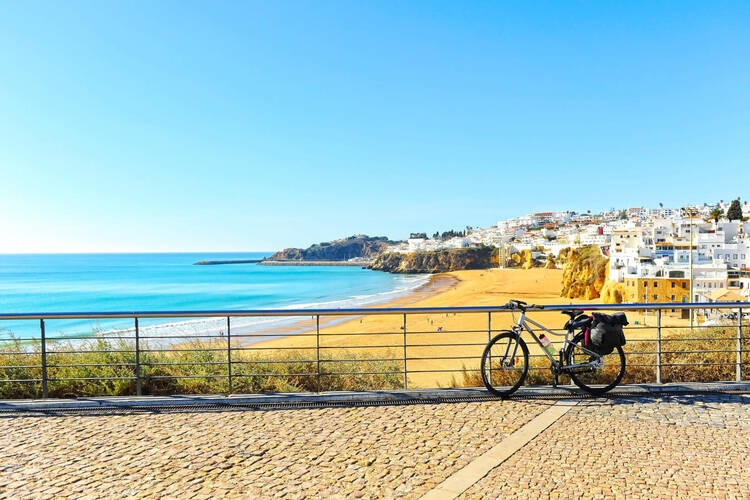 Der Strand Algarve im Süden Portugals