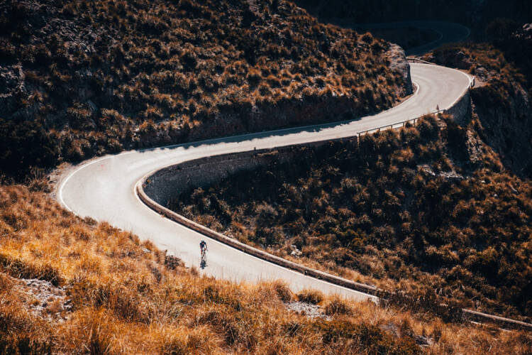 Ein Fahrradfahrer fährt einen Berg runter