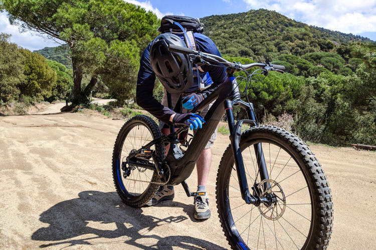 Ein Mann bedient sein E-Bike