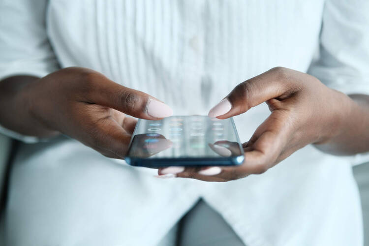 Android 13: Diese Neuerungen gibt es für Android-Geräte Person hat Handy in der Hand