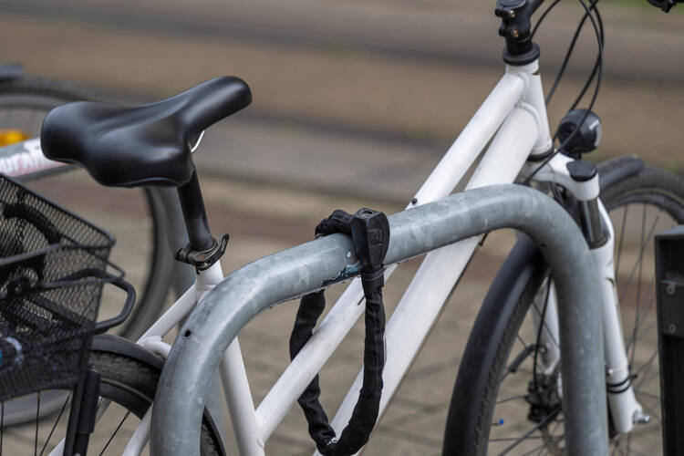 Fahrradschloss ist am Fahrrad angeschlossen