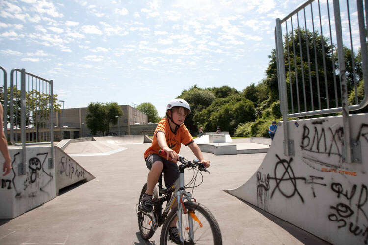 Junge fährt auf dem Fahrrad