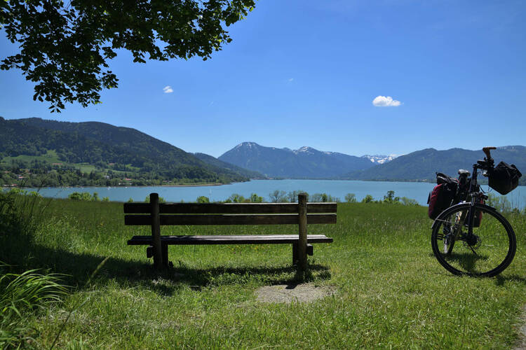 Ein Fahrrad steht in einer schönen Landschaft