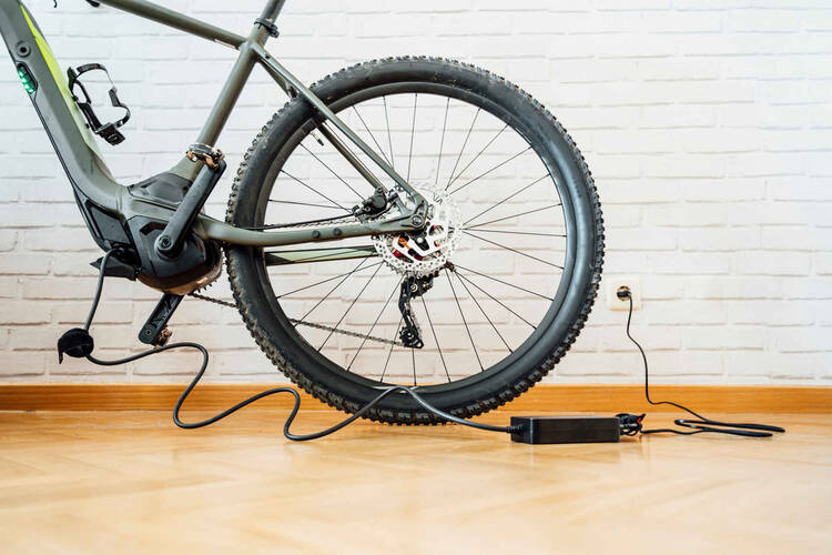 E-bike lädt in Innenraum