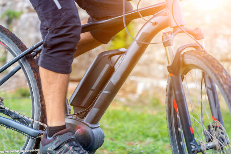 Person fährt auf E-Bike