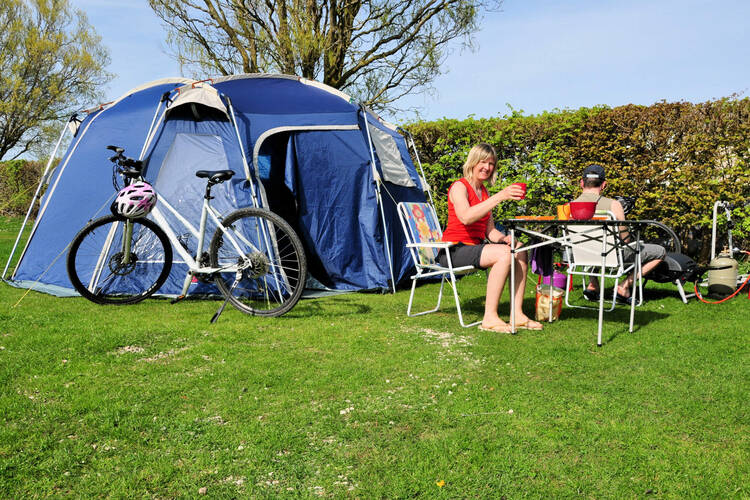 Eine Familie am campen