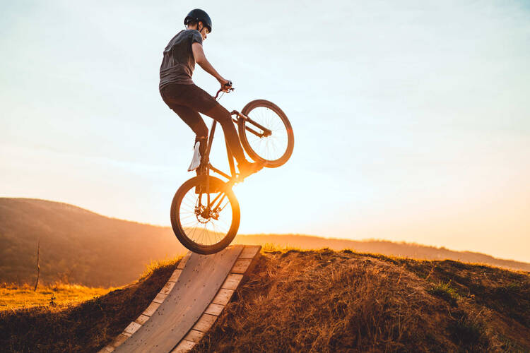 Person macht mit dem Dirt Bike Dirt Jumps