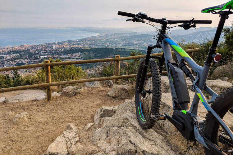 Ein E-Mountainbike in der Natur