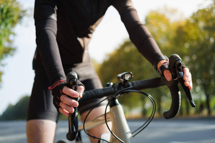 Mann fährt auf Rennrad durch die Stadt