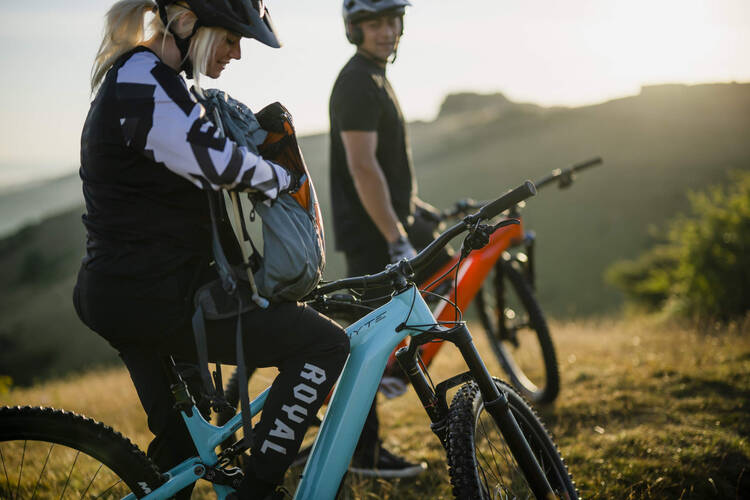 Ein Paar mit ihren Whyte Bikes