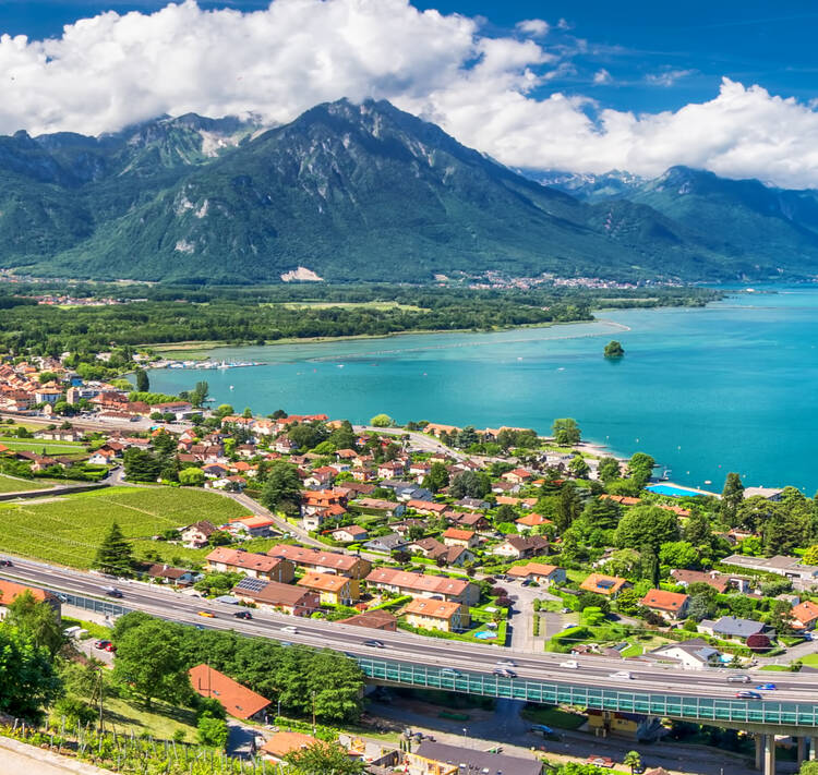 Panorama der Stadt Montrex mit den schweizer Alpen und dem Genfersee im Hintergrund.