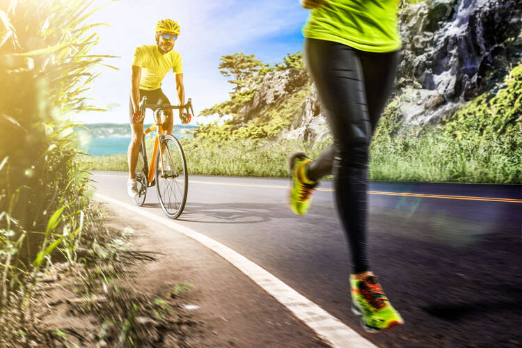 Zwei Personen üben für den Triathlon