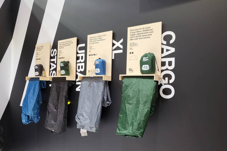 Mehrere Variationen von Bike Parkas