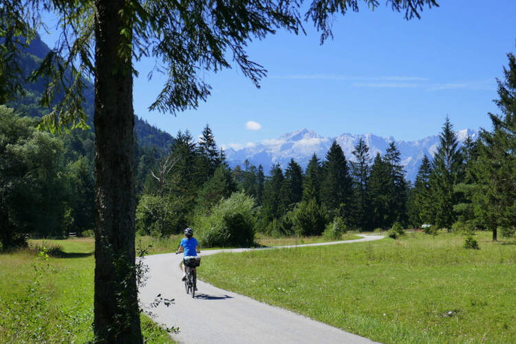 Ein Fahrradfahrer auf einem Fernradweg