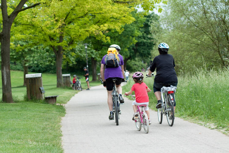 Eine Familie fährt Fahrrad