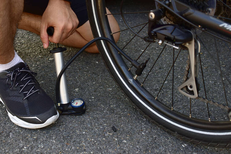 Fahrrad aufpumpen Ein Fahrrad wird aufgepumpt