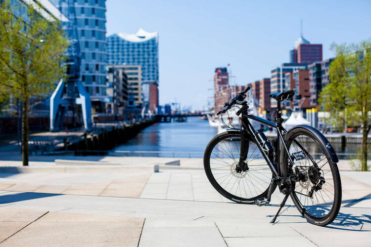 Abgestelltes Fahrrad, im Hintergrund Wasser