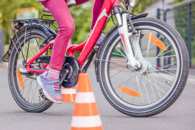 Ein Close up von einem Kind was Fahrrad fährt