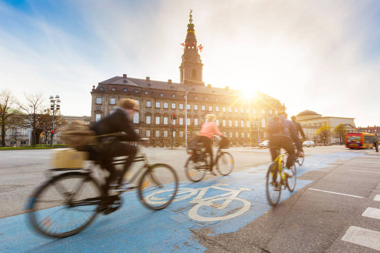 Personen fahren Fahrrad in Kopenhagen Personen fahren Fahrrad in Kopenhagen